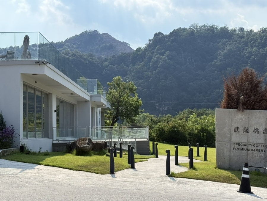 아덴 건물과 뒤편 산 풍경