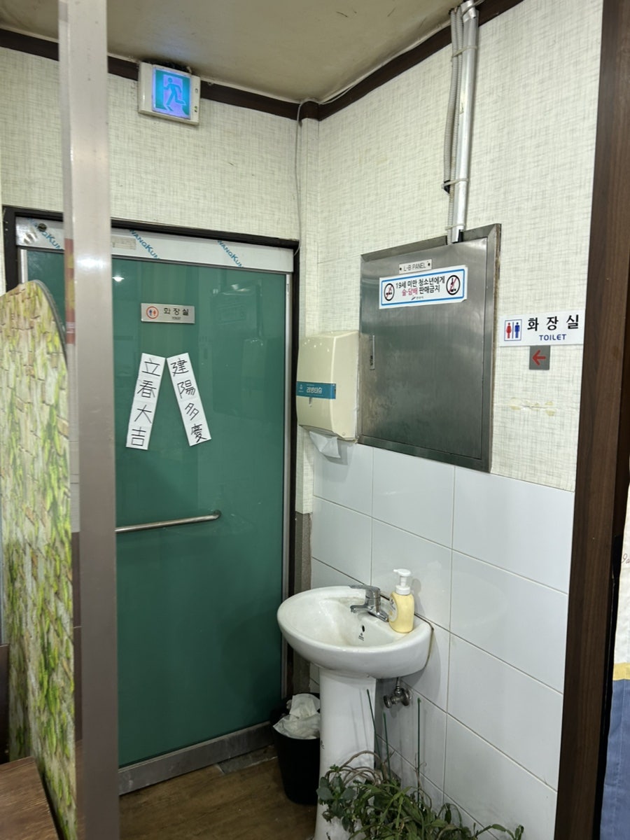 가게 내부의 넓은 테이블 간격과 깔끔한 인테리어.