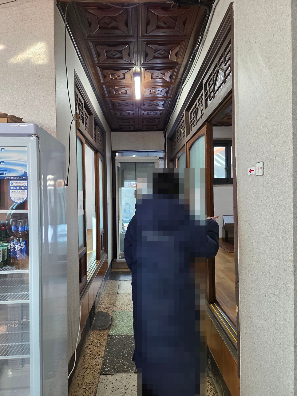 실내 분위기: 옛 영화 세트장 같은 복도와 인테리어