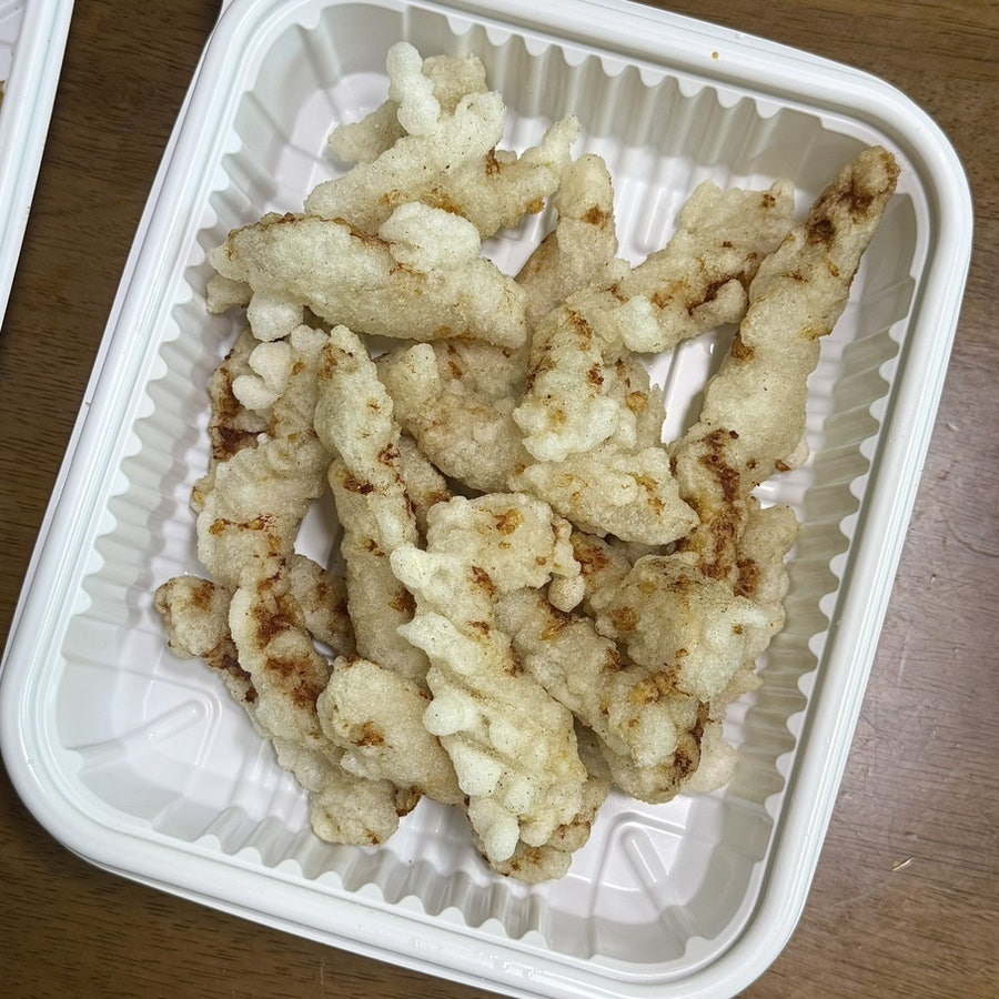 군만두. 한 접시에 5,000원이라 가성비가 뛰어납니다.
