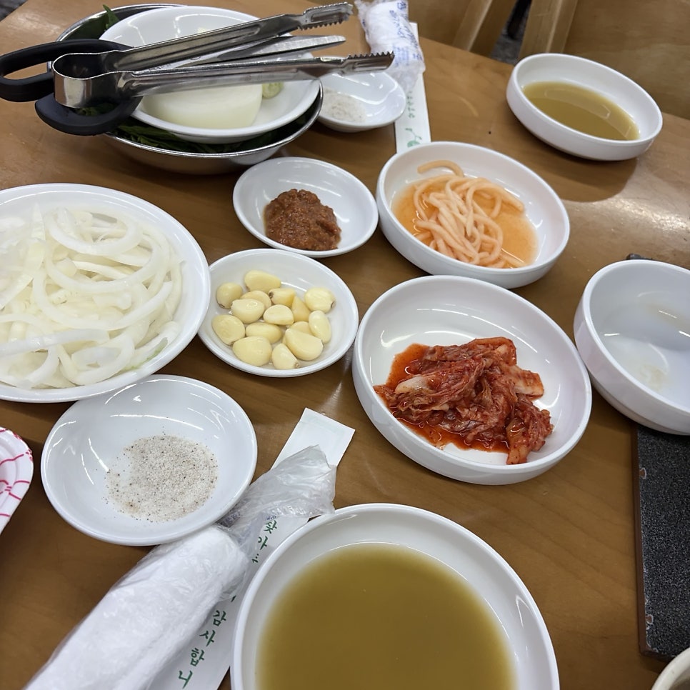 곁들여 나오는 밑반찬. 양파, 마늘, 김치와 소스들이 정갈하게 세팅됩니다.
