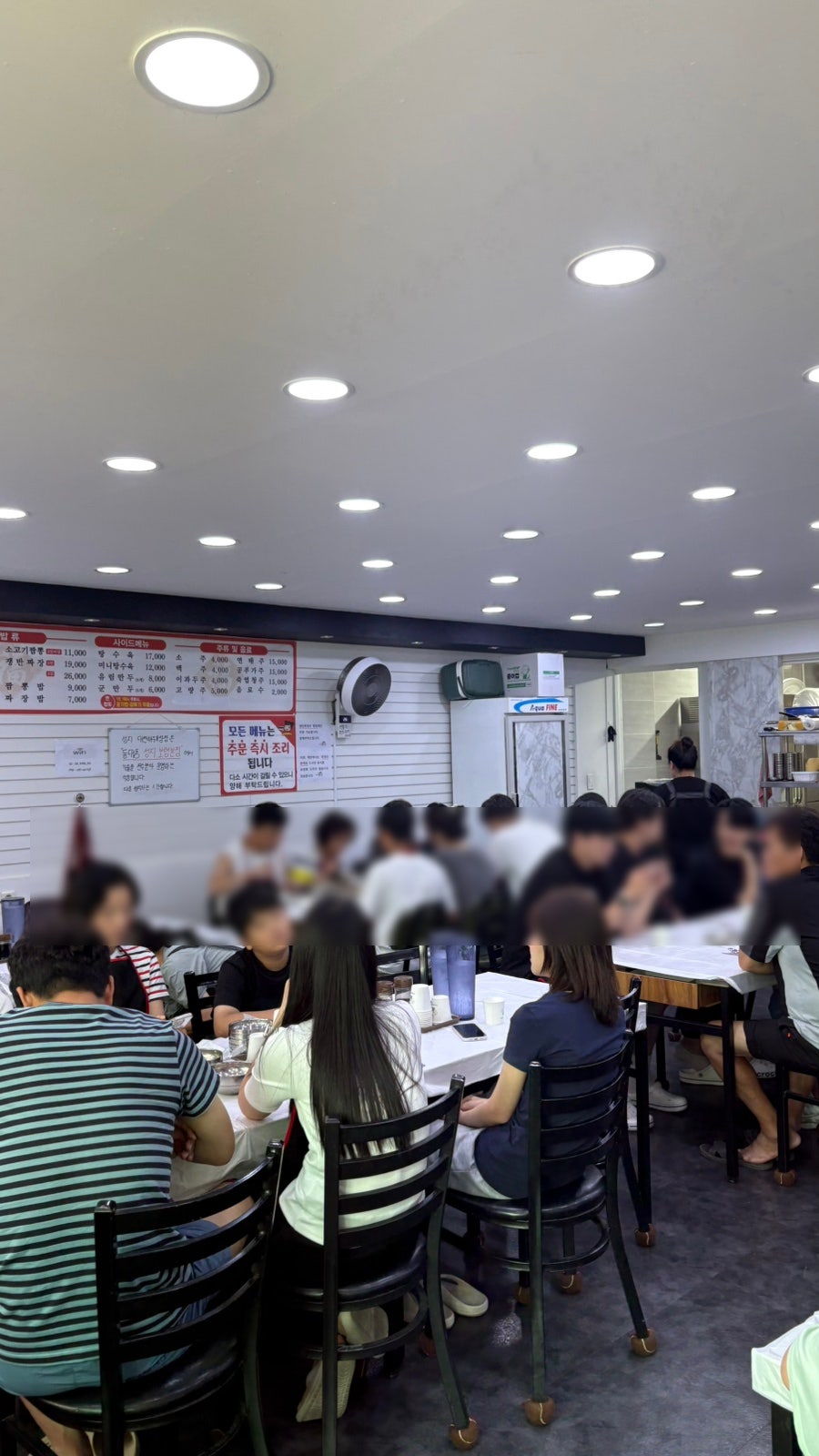 식사 시간이면 큰 테이블까지 가득 차는 성지의 내부 모습.