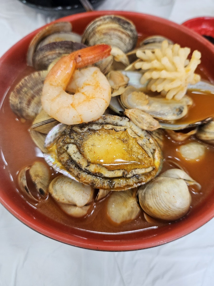 새우와 큼직한 조개가 통째로 올라간 모습. 해산물 짬뽕을 찾는 분들이 반가워할 비주얼입니다.