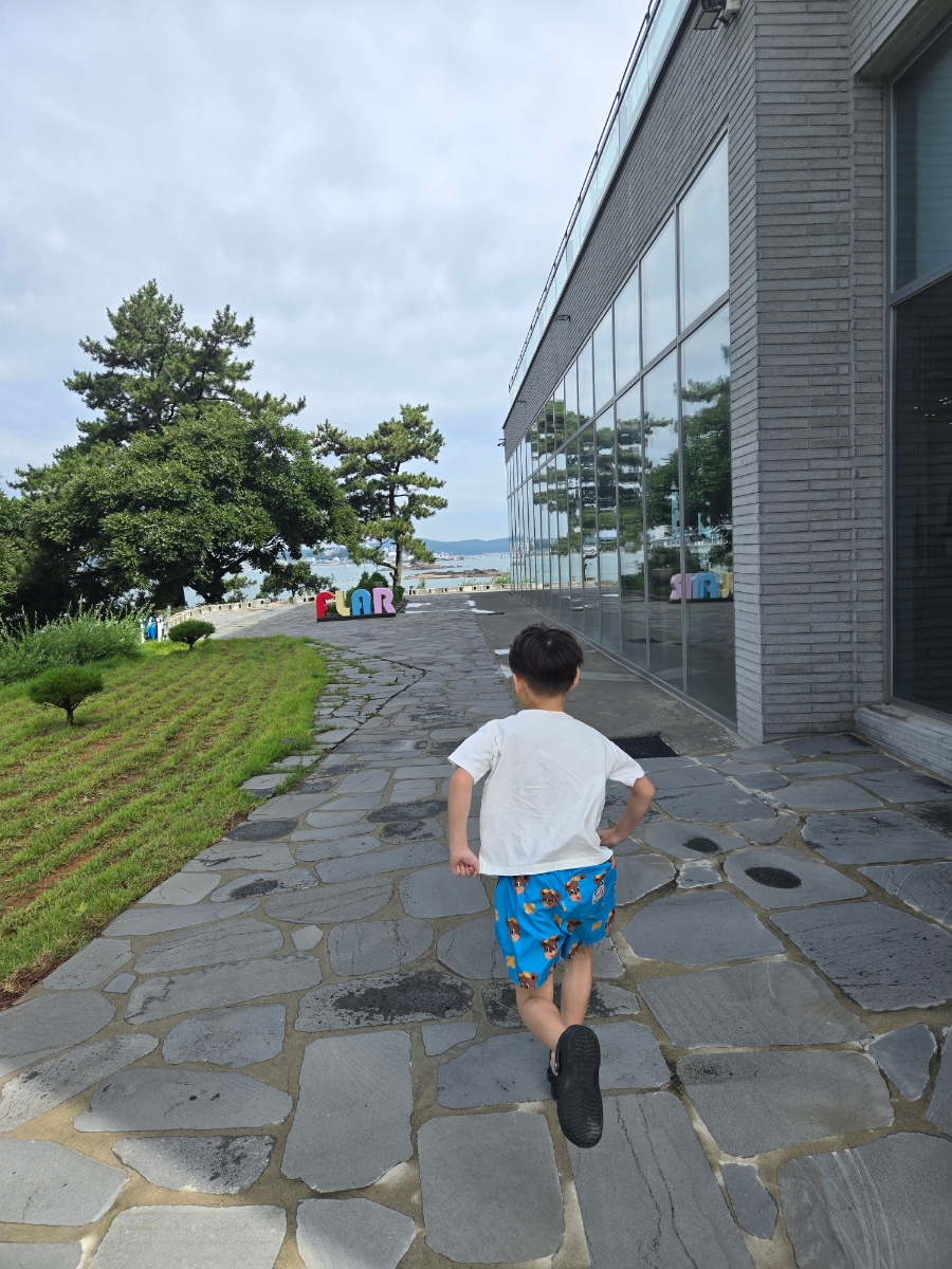 플라르 앞, 바다가 보이는 산책로