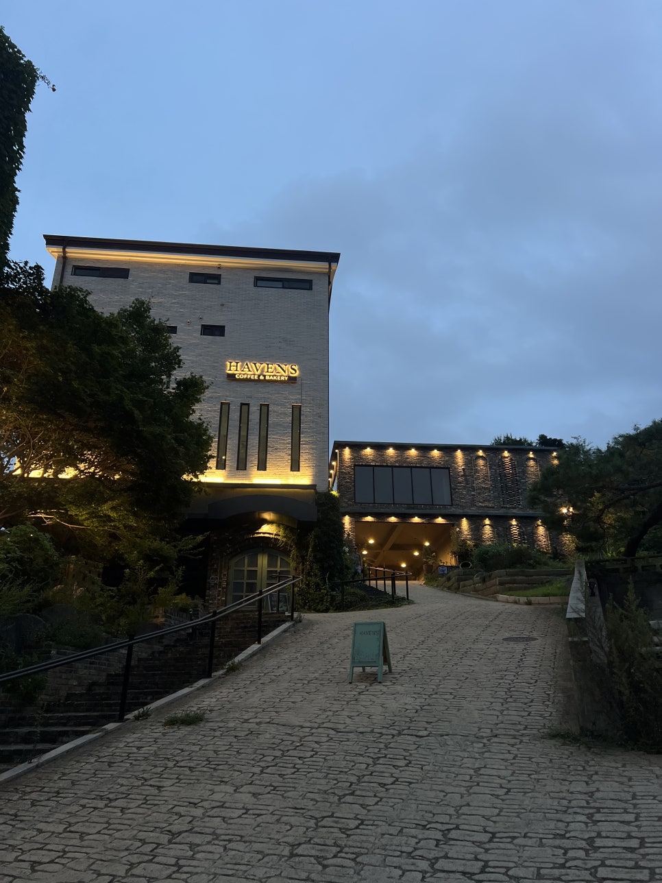 헤이븐즈 매장 외관, 해질녘 조명이 켜진 모습