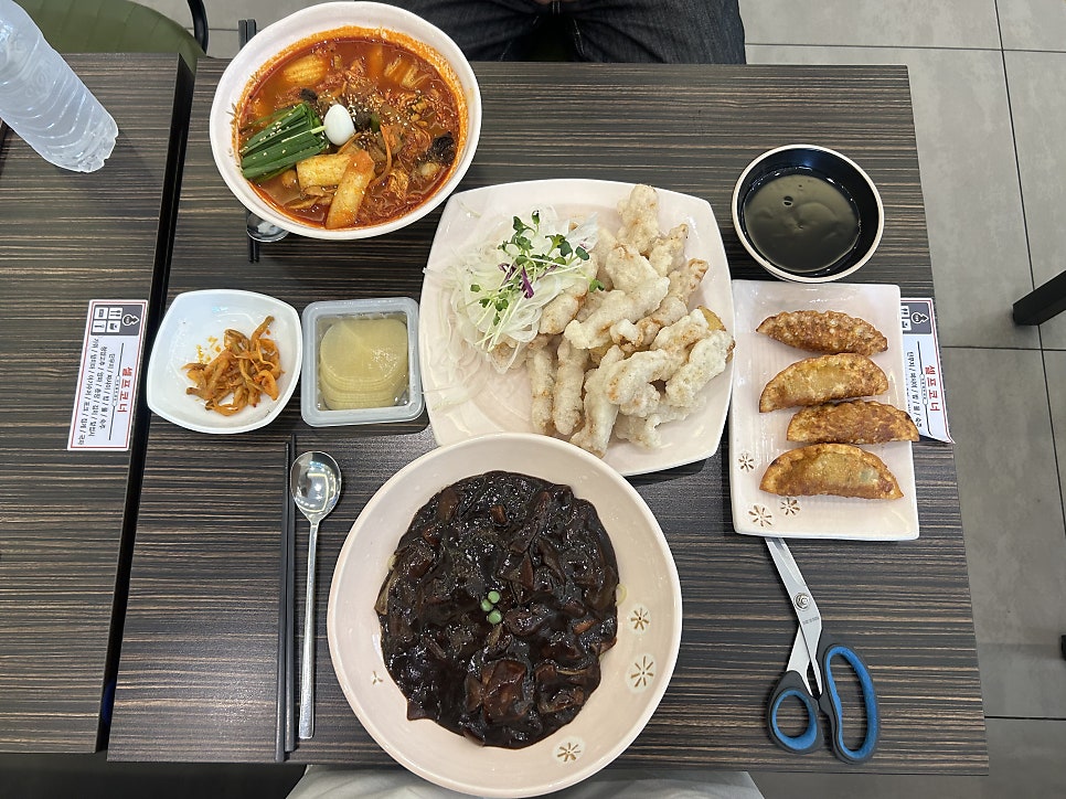 깔끔한 매장에서 조용히 식사할 수 있는 분위기. 메뉴판에서 확인할 수 있듯이 다양한 짬뽕 메뉴와 매운맛 단계가 준비되어 있습니다