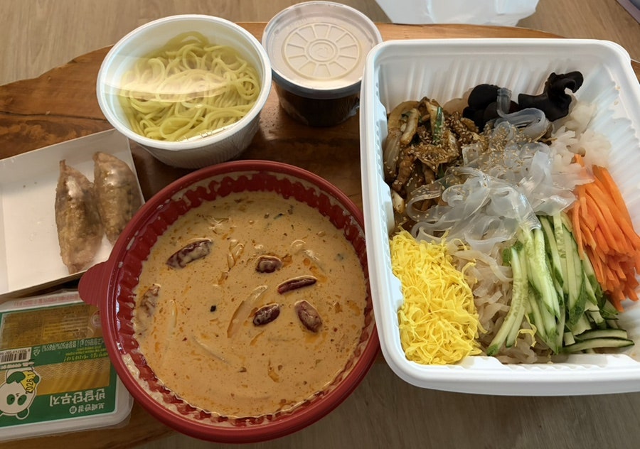 양장피: 야채, 고기, 해산물이 가득 들어있습니다