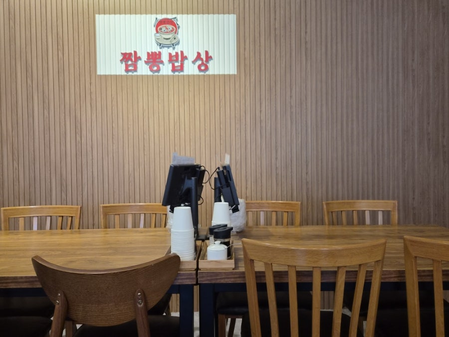 짬뽕밥상의 매장 내부. 넓고 깔끔한 테이블 간격이 특징입니다.