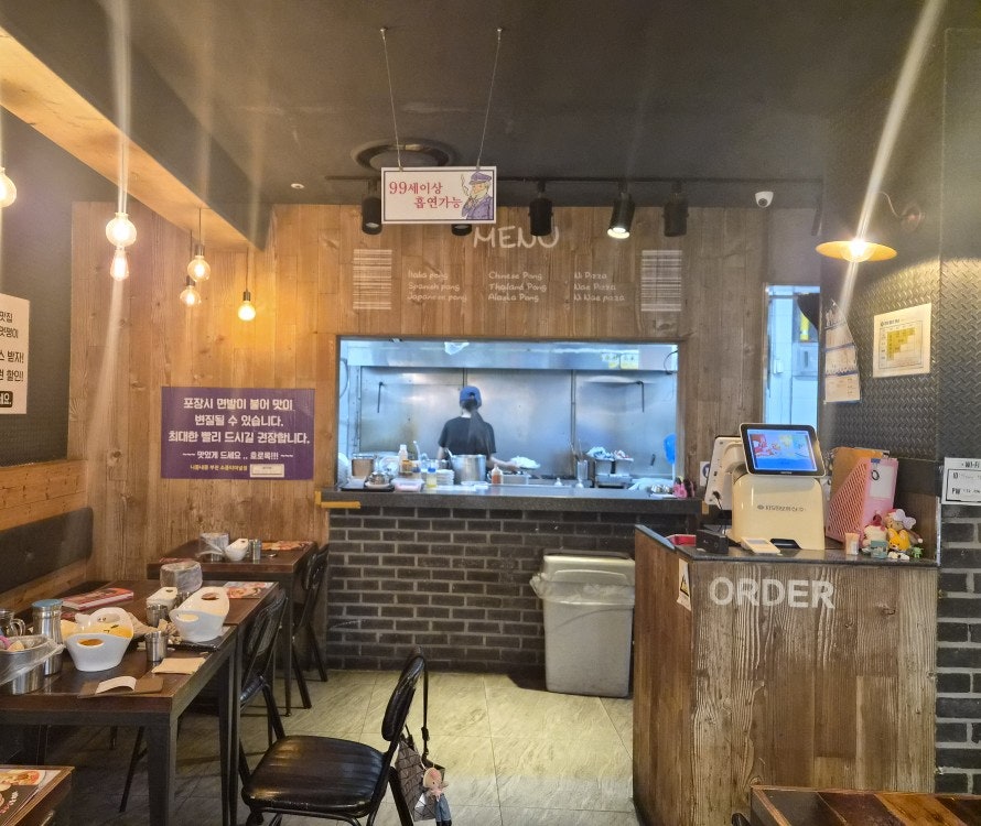 오픈형 주방. 요리 과정이 투명하게 보임