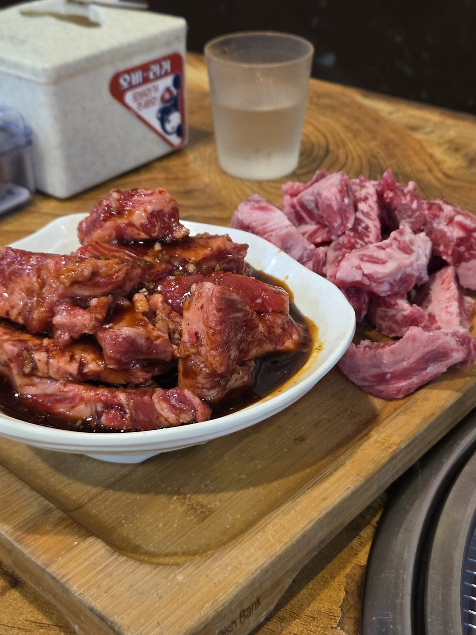 양념 소갈비살(왼쪽)과 생고기 소갈비살(오른쪽). 매콤한 맛과 담백한 맛 중 취향껏 고를 수 있습니다.