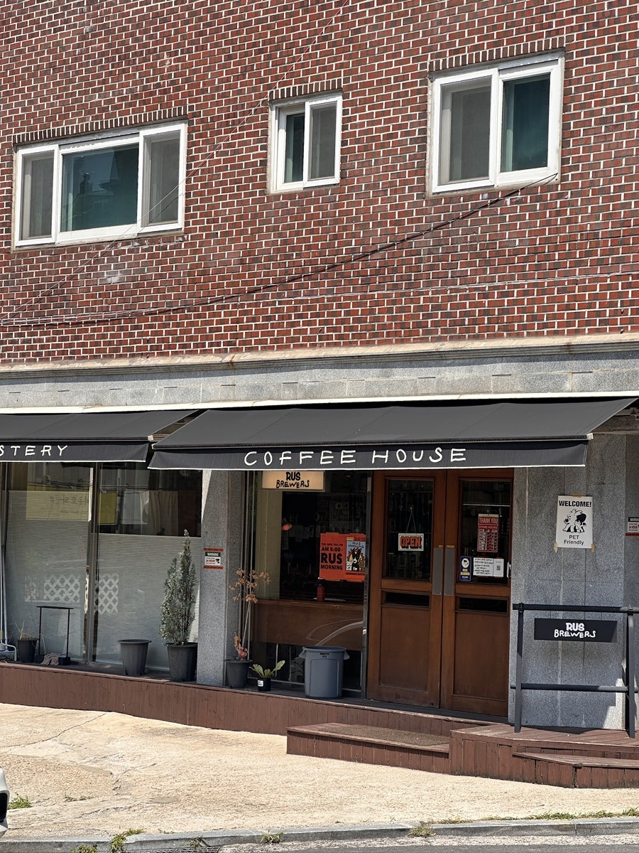 러스브루어스 매장 외관, Pet Friendly 안내
