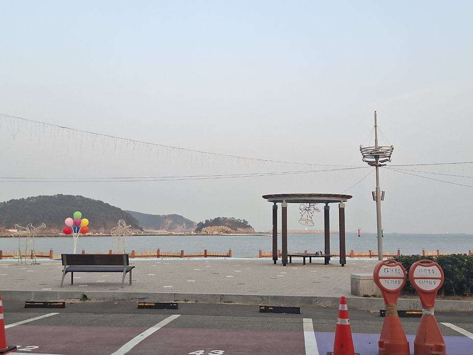 파라솔 아래 테라스 풍경