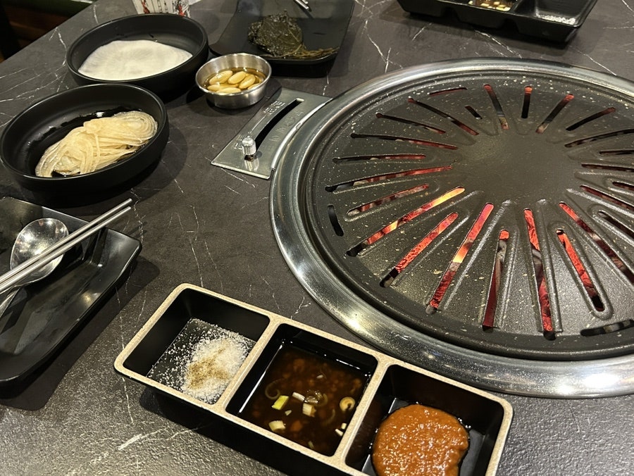 고기를 굽기 전 준비된 불판과 기본 상차림