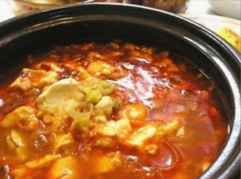 뚝배기에 담겨 나오는 돌고래순두부의 순두부찌개. 매콤달콤하면서도 짭짤한 국물이 특징입니다.