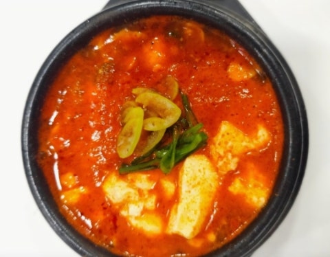 돌고래순두부의 순두부찌개. 진한 양념 국물에 두부가 큼직하게 들어 있습니다.