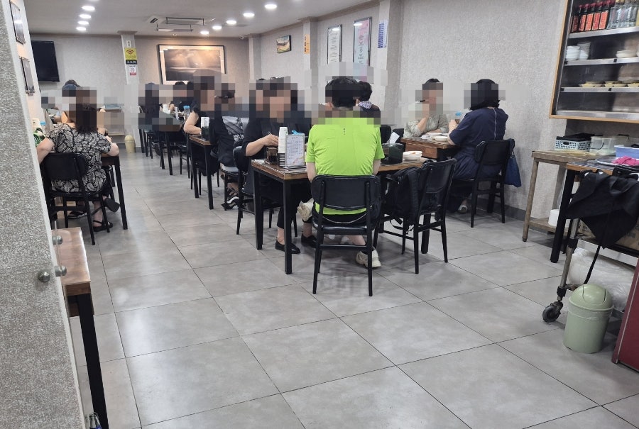 옥생관의 내부 식당 전경. 넓게 펼쳐진 테이블들과 깨끗하게 정돈된 공간이 눈에 띕니다.