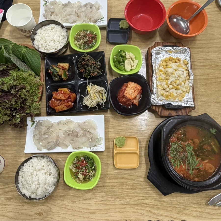 이 날 받은 회정식 상차림. 회 두 접시에 밑반찬, 쌈채소, 탕까지 푸짐하게 나왔다.