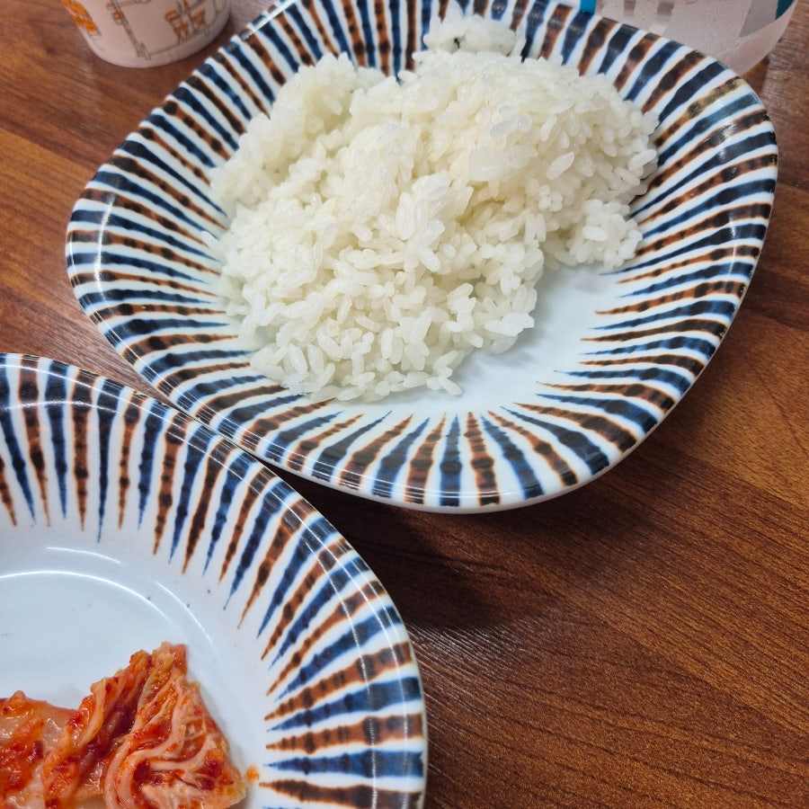 셀프로 가져다 먹을 수 있는 공기밥과 김치