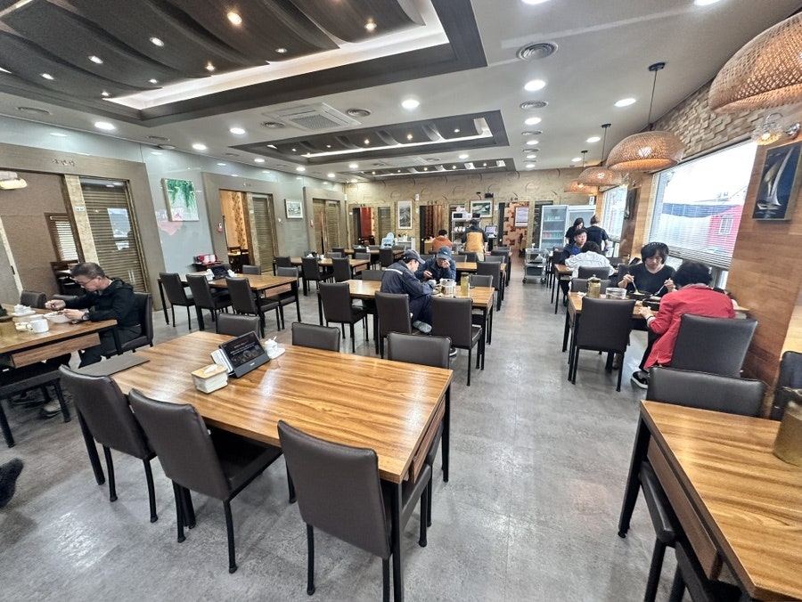 널찍한 홀 내부. 테이블 간격이 여유 있게 배치되어 있습니다.