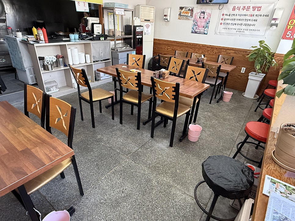 매장 내부의 편안한 테이블 배치. 혼밥도 가능한 구조입니다.