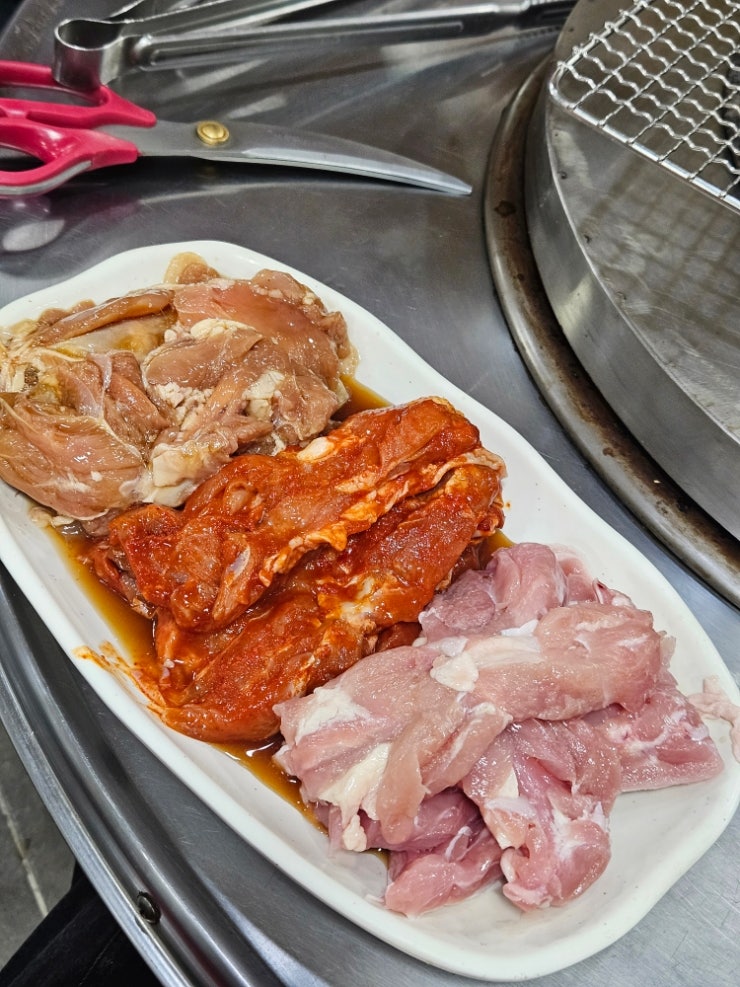 삼색 닭갈비(모둠). 간장·양념·소금의 맛이 한 접시에.