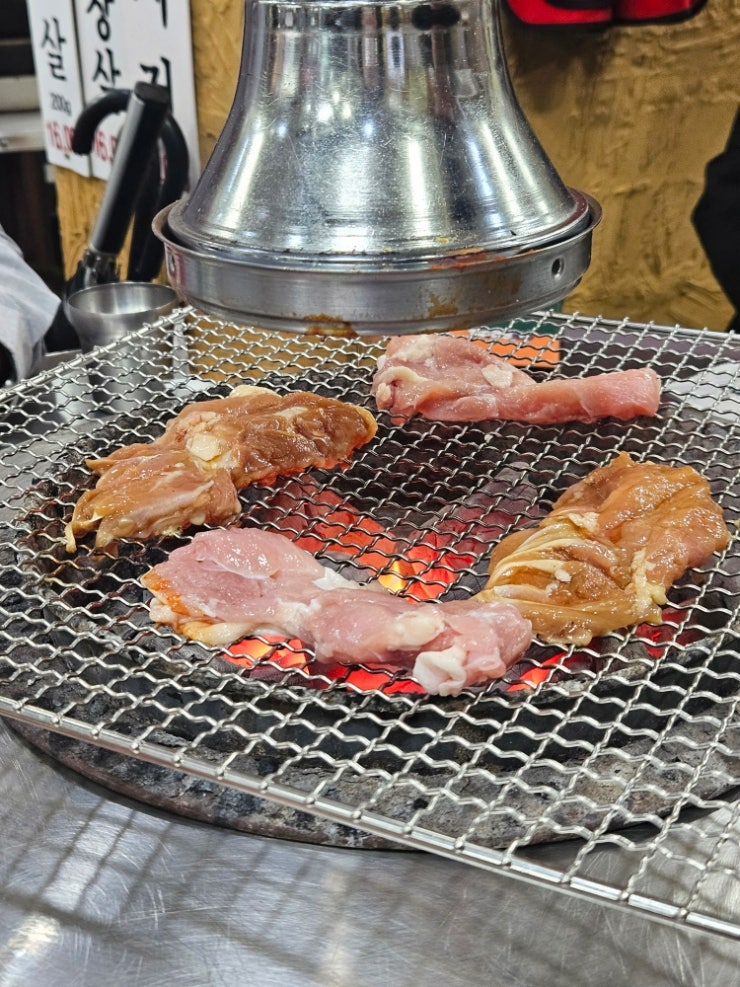 그릴 위에서 조리 중인 닭갈비와 특수부위.