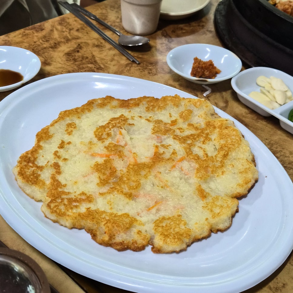 노릇하게 부친 감자전. 닭갈비와 함께 곁들이기 좋은 메뉴입니다.