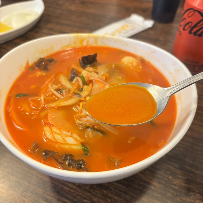 숟가락으로 떠본 국물. 기름기와 칼칼함이 적당히 균형을 이룹니다.