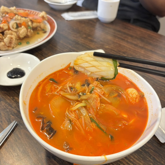 젓가락으로 건진 해산물 고명. 씹는 맛 좋은 갑오징어가 눈에 띕니다.
