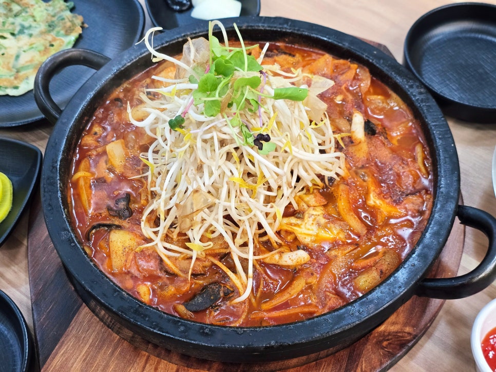 돌짬뽕 클로즈업. 얼큰한 붉은 국물에 새우·오징어·낙지 등 해산물이 풍성하게 들어가 있습니다.