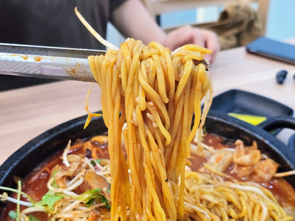 국물을 한 숟갈 떠올린 모습. 면을 젓가락에 감으면서 끓어오르는 국물의 온도가 유지되고 있습니다.
