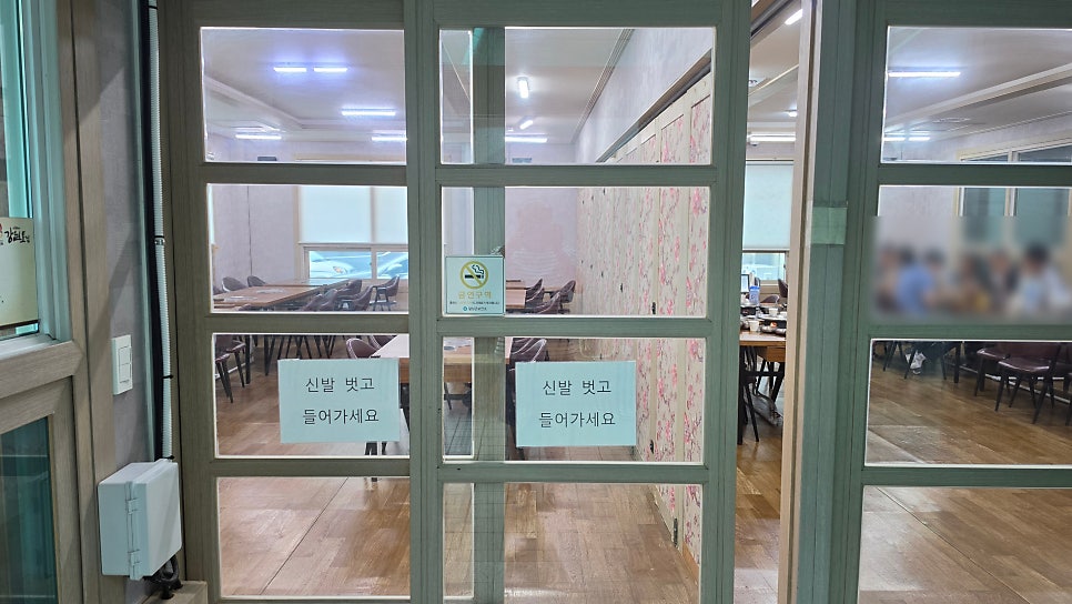 신발을 벗고 들어가는 좌식 홀. 넓은 테이블이 여럿 놓여 있습니다.
