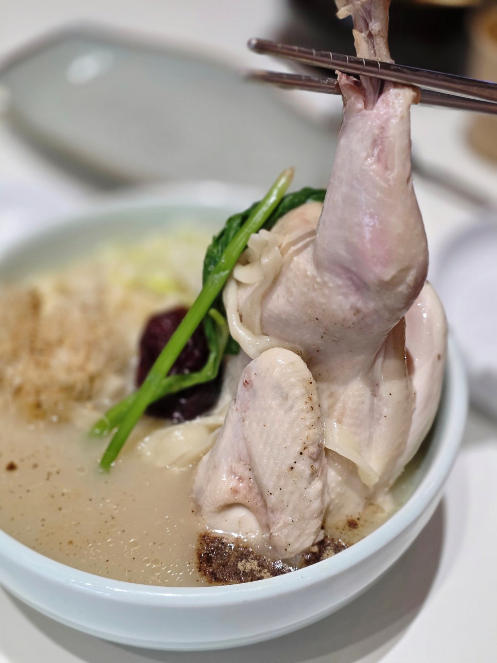 닭고기 반마리 보양식: 부드러운 닭다리와 깊은 국물이 만나다