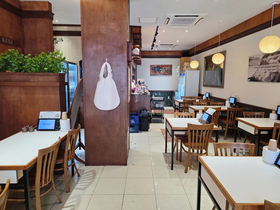 매장 내부. 목재 테이블과 파티션으로 편안한 분위기를 제공한다.