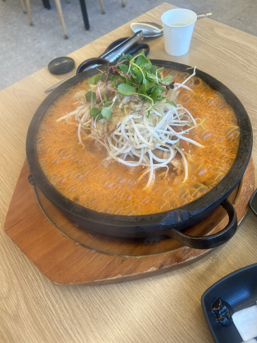 팔공산돌짬뽕의 기본 돌짬뽕. 노릇한 국물색과 신선한 채소, 쫄깃한 면발이 특징입니다.