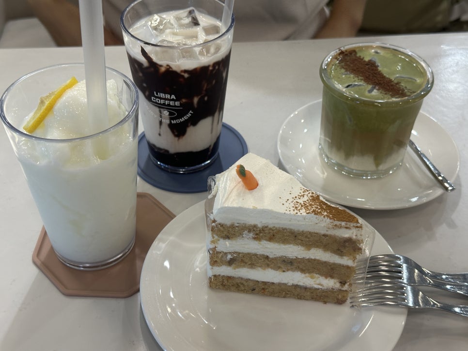 카페 리브라 당근케이크와 음료