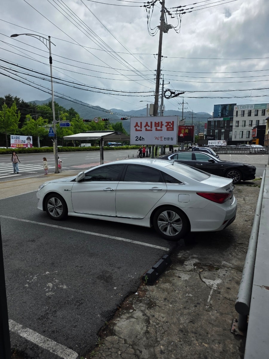 가게 외부 주차장 쪽 모습