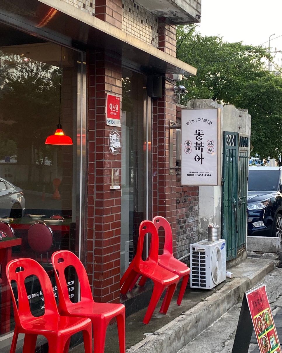 가게 내부 테이블. 넉넉한 간격으로 쾌적한 식사 환경을 제공합니다.
