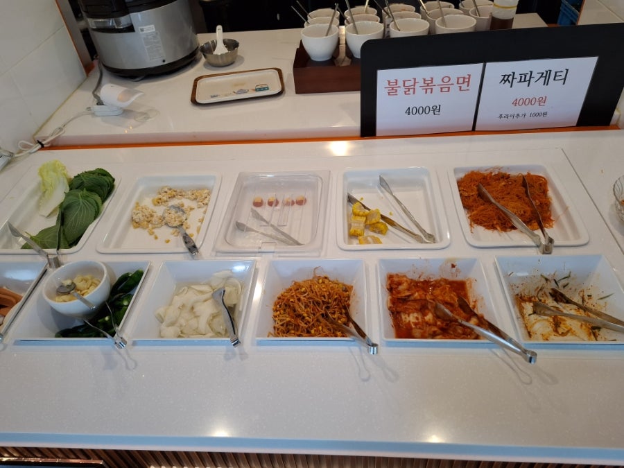 셀프바에 마련된 반찬과 사이드 메뉴. 불닭볶음면, 짜파게티 등을 따로 골라 먹을 수 있습니다.