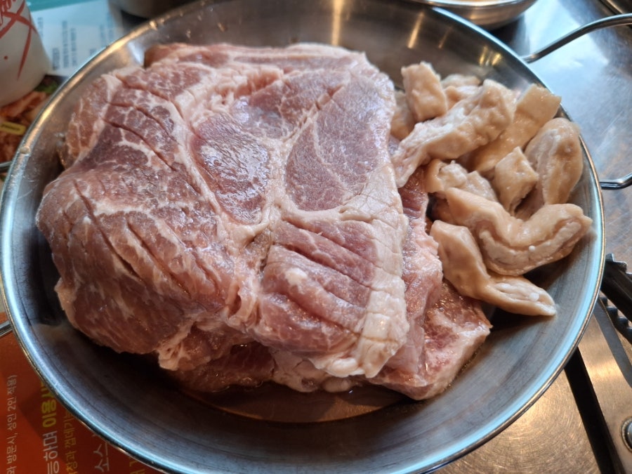 불판에 오르기 전 고기 모습. 부위를 종류별로 섞어 담아 다양하게 구워 먹을 수 있습니다.