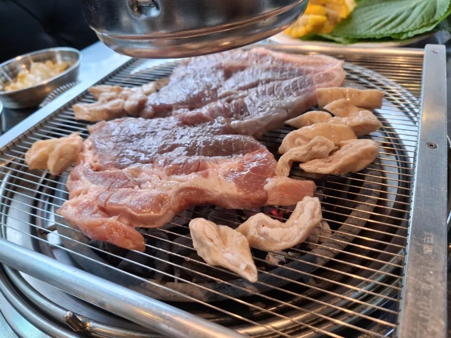 불판에서 구워지는 고기. 깻잎과 곁들여 먹으면 잘 어울립니다.
