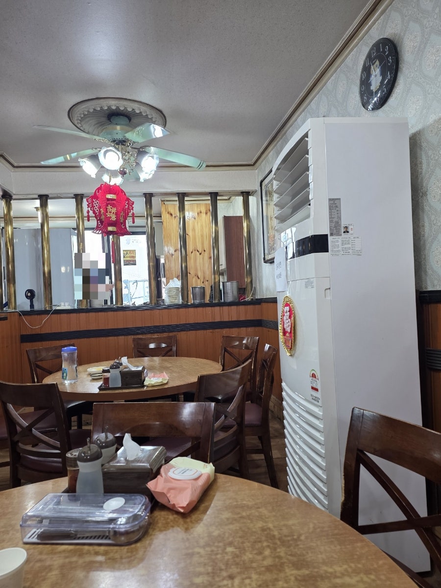 매장 내부는 원형 테이블과 오래된 소품들이 그대로 남아 있어 옛날 중국집 특유의 정취를 느낄 수 있습니다. 손님이 몰리는 시간에는 합석하게 될 수도 있어요.