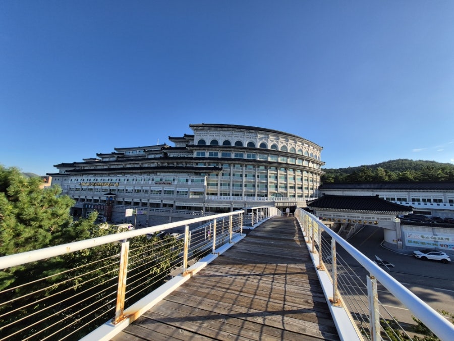 연화각 인근, 동해보양온천컨벤션호텔로 이어지는 다리