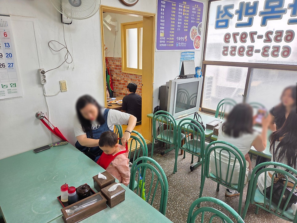 올드스쿨 테이블과 녹색 의자. 초등학교 시절 중국집 그대로의 분위기