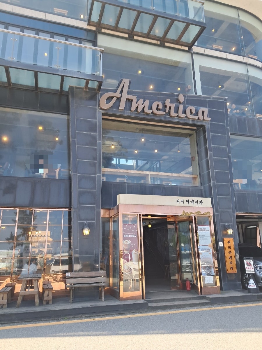 커피 아메리카 강릉점 입구