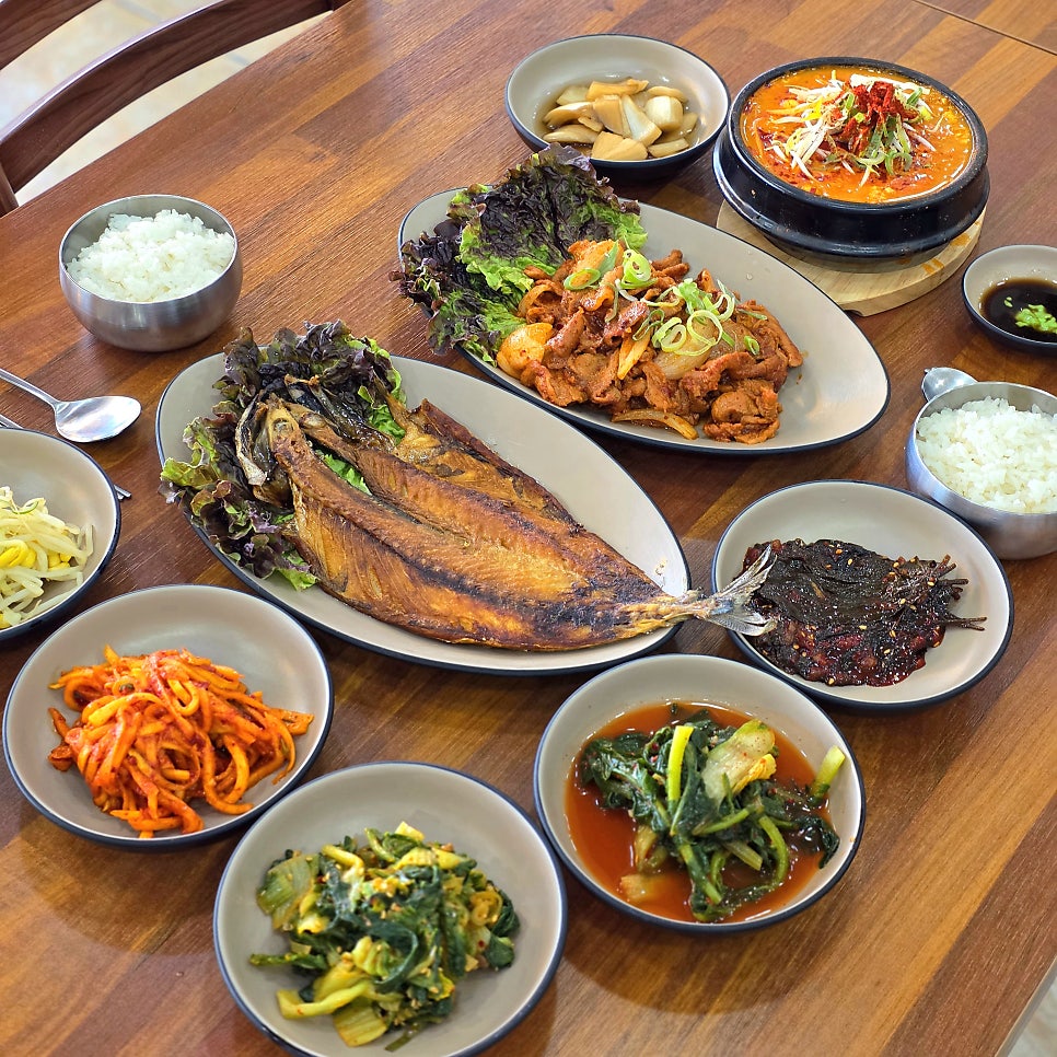 생선구이와 제육볶음, 찌개에 밑반찬까지 푸짐하게 올라오는 한 상.
