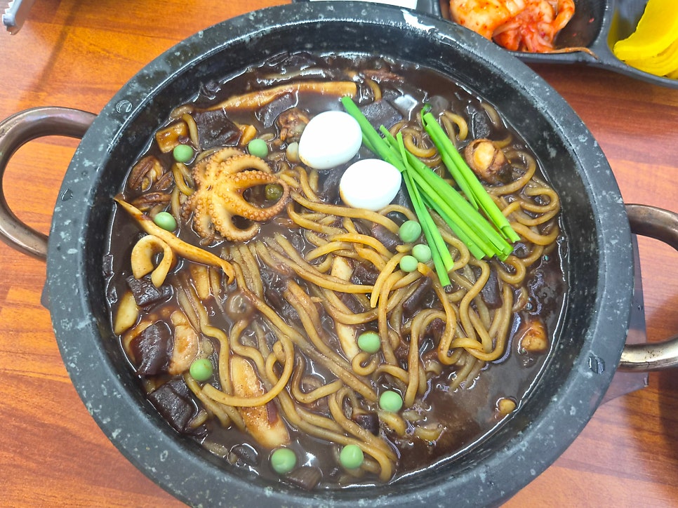 직화로 볶은 돌판짜장