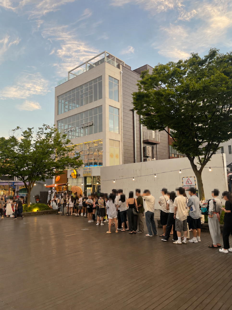 저녁 시간대 강릉길감자 앞에 늘어선 대기줄. 광장을 가로질러 줄이 이어질 만큼 인기가 많습니다.