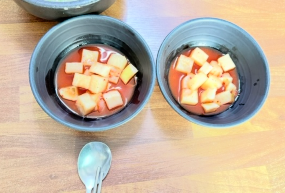 함께 나오는 깍두기. 국밥과 곁들이기 좋은 새콤달콤한 맛입니다.