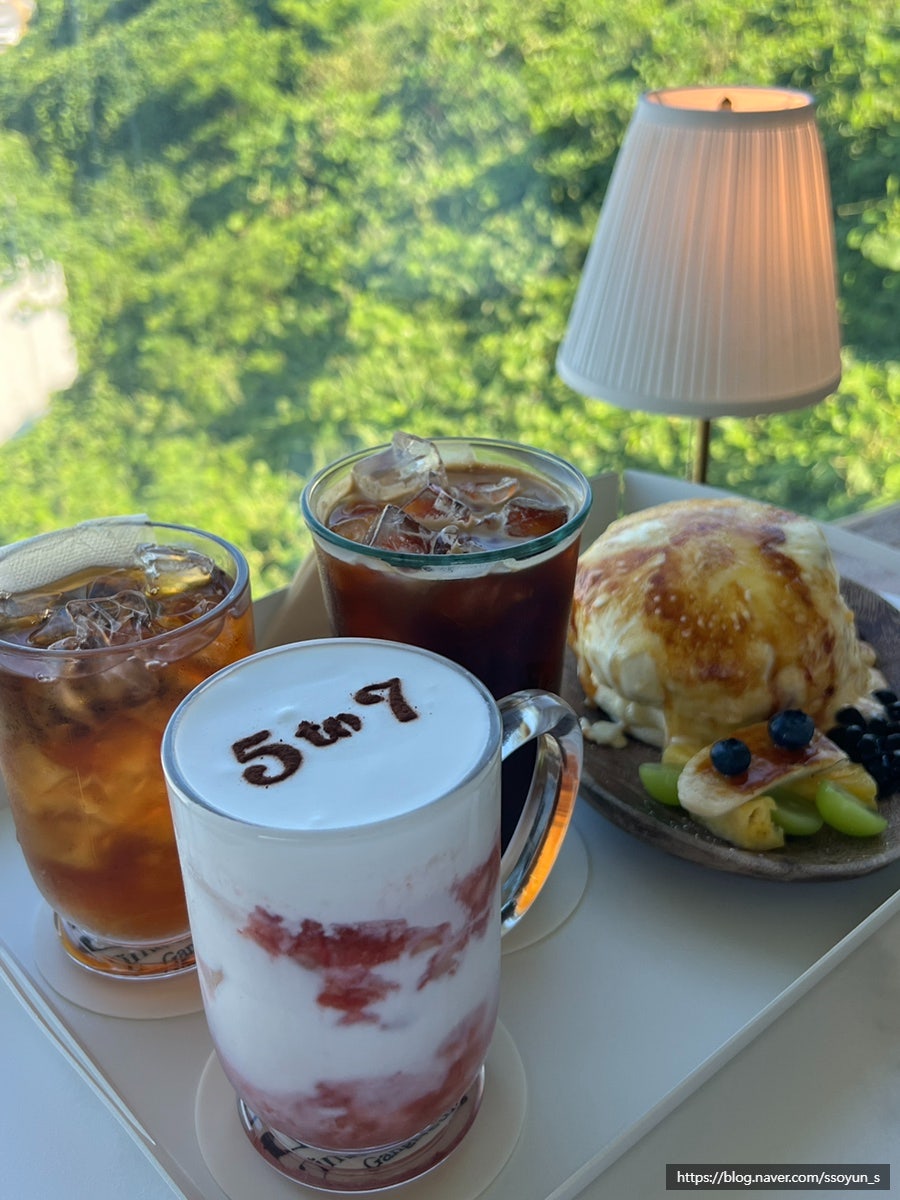 5to7의 수플레와 음료 세트